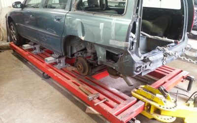 Jak przebiegają naprawy aut z użyciem ram blacharskich?